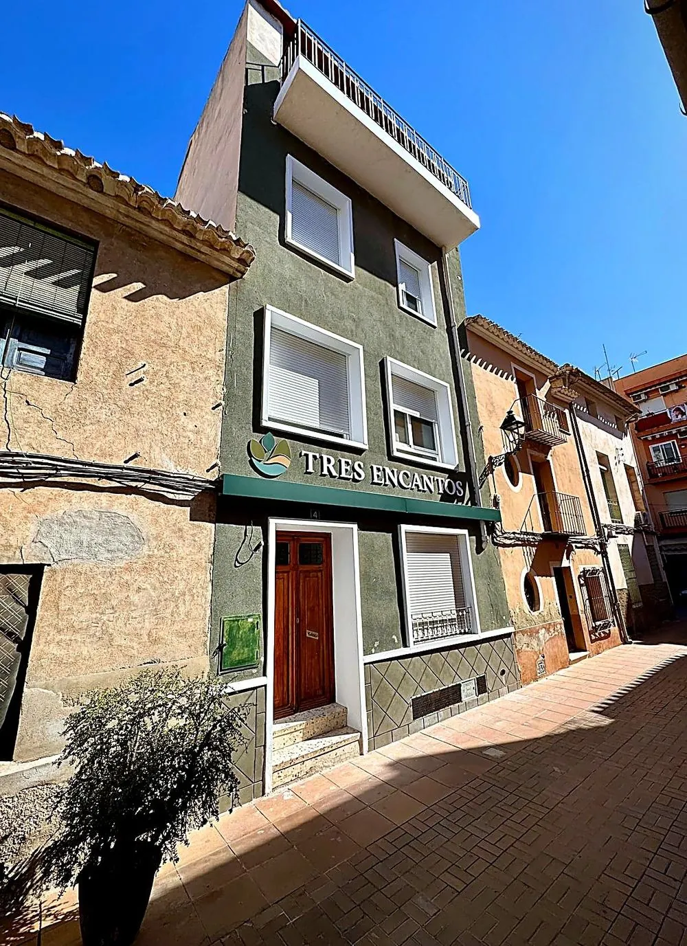 Fachada del edificio Los Tres Encantos en Blanca
