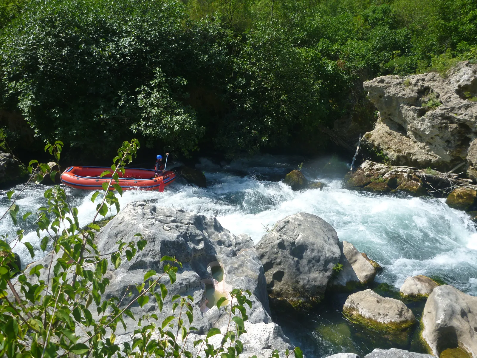 Rafting en aguas bravas por un cañón del río, actividad de turismo activo